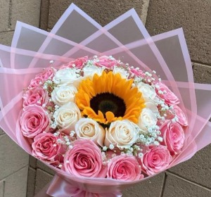 Pink Radiance Bouquet Bouquet de 24 rosas blancas y rositas con 1 girasol