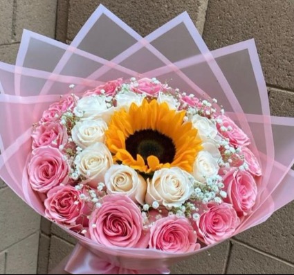 Pink Radiance Bouquet Bouquet de 24 rosas blancas y rositas con 1 girasol