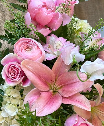 Pinks Flower Arrangement in Darien, CT | DARIEN FLOWERS