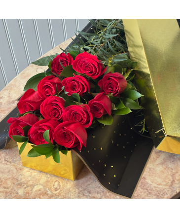 CLASSIC 1 DOZEN RED ROSES IN A GOLD BOX  in Ventura, CA | Mom And Pop Flower Shop