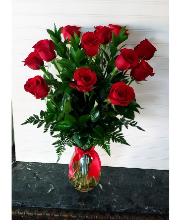 Pop's Dz Red Roses in Clear Golden Vase In a Keepsafe Vase in Ventura, CA | Mom And Pop Flower Shop