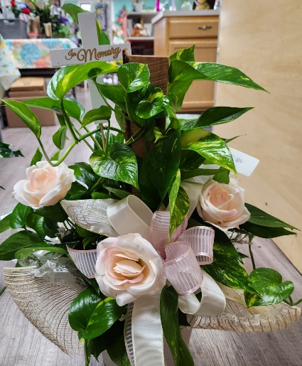 Pothos plant with silk accents Accent Colors Vary