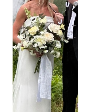 Precious white bridal bouquet 