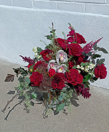Creative Rose  Arrangement in Glastonbury, CT | THE FLOWER DISTRICT