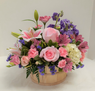 Pretty Basket  in Tottenham, ON | TOTTENHAM FLOWERS & GIFTS