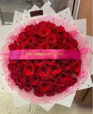 R17: Bouquet of 50 roses Bouquet made of 50 roses with a ribbon