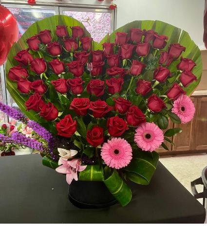 R18: Arrangement of 50 roses  