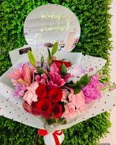 R2: Mixed Bouquet Bouquet de rosas, lilys, claveles, stock, etc.