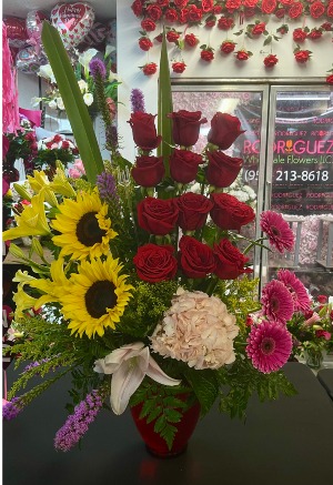 R21: Arrangement with 12 roses and mix flowers 