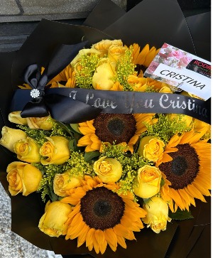 R8: Bouquet of 24 yellow roses and 5 sunflowers 