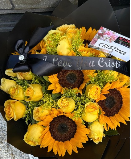 R8: Bouquet of 24 yellow roses and 5 sunflowers 