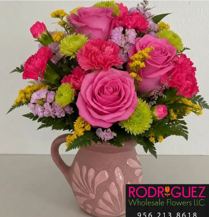 R3: Jarrito Arreglo con rosas fiusha, clavel fiusha, etc.