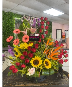 R30: Arrangement with 36 roses 36 roses, 2 sunflowers, 4 gerberas, lilys, leatrix, etc.
