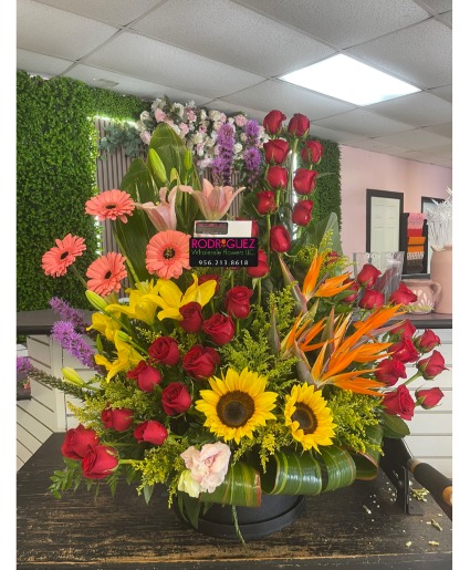 R30: Arrangement with 36 roses 36 roses, 2 sunflowers, 4 gerberas, lilys, leatrix, etc.