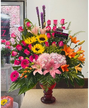 R31: Arrangement with 24 roses 24 roses, 3 sunflowers, lilys, leatrix, gerberas, etc.