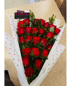 R33: Bouquet of 24 red roses wrapped in paper 