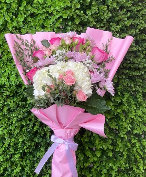 R4: Mixed Bouquet Bouquet made of roses, hydrangeas, daysies, spray roses, etc. 