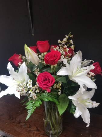 Red rose and lilis w  Red and w