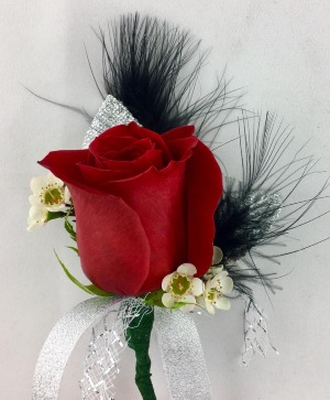 Red Rose Boutonniere Deluxe 