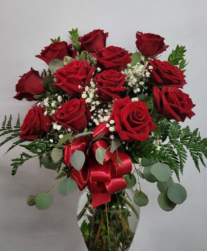 Red roses vase 