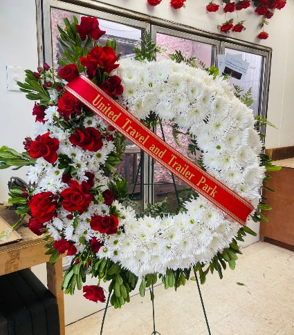 Red & White Standing Wreath Measurement: 30 inches