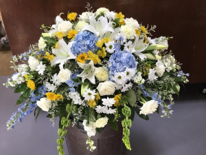  Gracious Remembrance Casket Spray