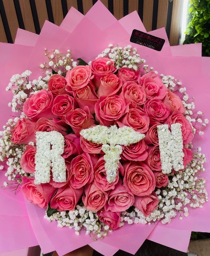 RN Bouquet Bouquet made of 36 roses with baby breath letters & logo