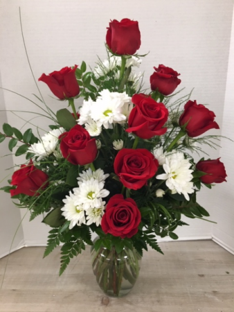 V100 - Romantic Daze Arrangement in Cherokee, IA | Blooming House