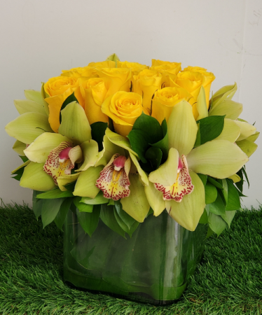 Rose Cymbidium Green Yellow Rose Arrangement