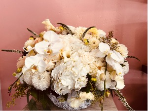 RUSTIC WHITE DESIGN  ELEGANT ARRANGMENT 