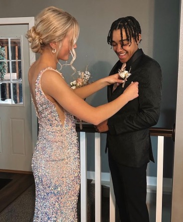 Easy-Pin Boutonnière   in Norfolk, NE | Blossom + Birch
