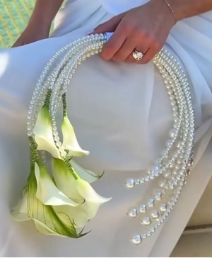 Sculptured Callas & Pearls  