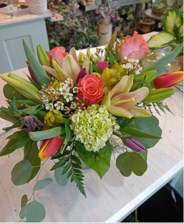 Seasonal Arrangement Designer's Choice in Glastonbury, CT | THE FLOWER DISTRICT