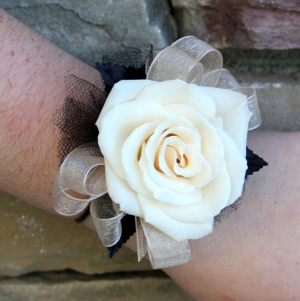 Single Classic Sweetheart Rose Wrist Corsage