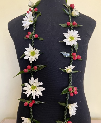 Single Ti Leaf with Berries and Daisies 