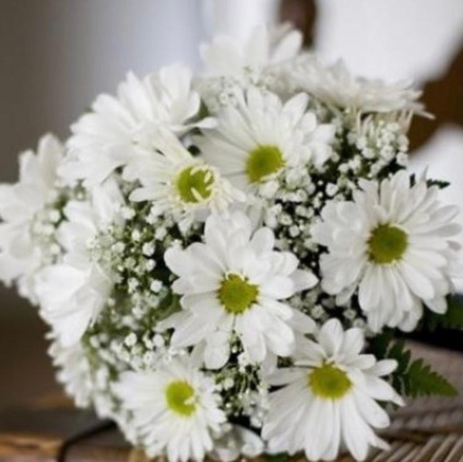 small daisy hand held bouquet 