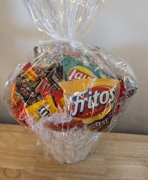 Snack Basket with chocolates 