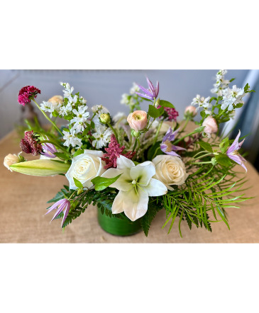 Soft and Natural Floral Arrangement in Darien, CT | DARIEN FLOWERS