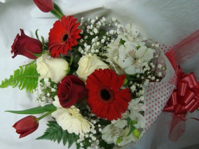 Miami Colors Presentation Bouquet!!!  (G) Mixed flowers in Red and White...flowers that are available in the season