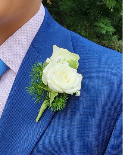 Spray rose boutonniere 