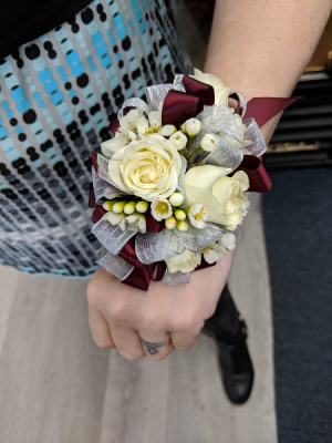 burgundy dresses casual Zapaka Women Elegant Blush Prom Wrist Corsage and Men‘s Boutonniere For Wedding Party, Red / One Size main image 0