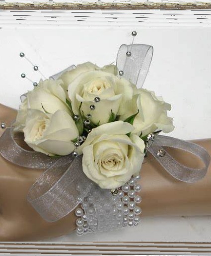 Spray rose wrist corsage 