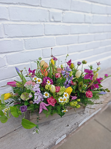 Spring Box Long and Low in Glastonbury, CT | THE FLOWER DISTRICT