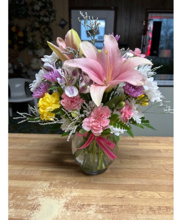 Spring vase spring in Angola, IN | HALSEY'S COUNTRY FLOWERS
