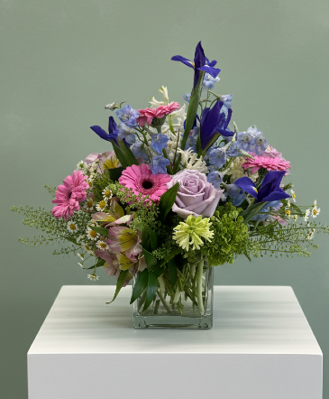 Springtime Amethyst  in Medina, NY | CREEKSIDE FLORAL AND DESIGN