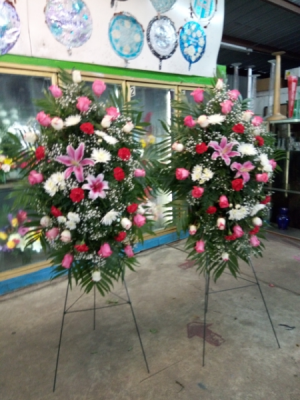 Standing Spray with Pink Flowers Standing spray