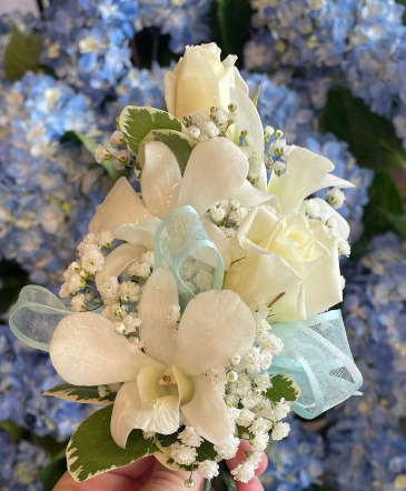 Step up wristlet Corsage in Darien, CT | Darien Flowers