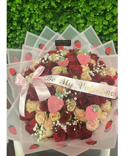 R14: STRAWBERRY  BOUQUET 50 ROSES : red and white