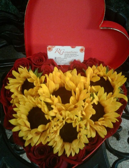 SUNFLOWER HEART BOX ROSES