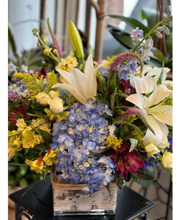 Suttle Color Floral Arrangement in Darien, CT | DARIEN FLOWERS